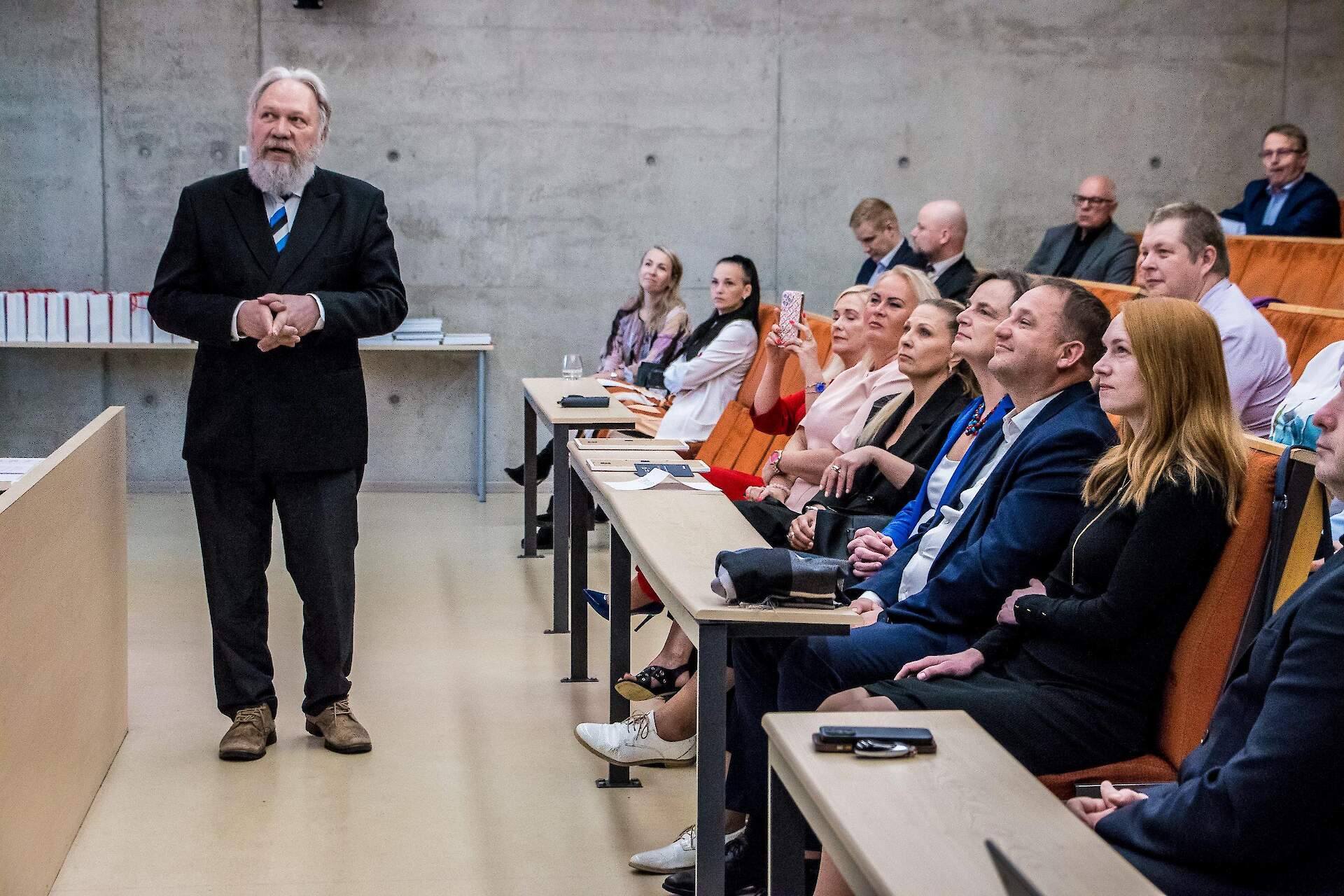 Tallinna &Uuml;likooli &uuml;hiskonnateaduste instituut (&Uuml;TI) on sotsiaalvaldkonna alase teadmise ja kogemuse kompetentsikeskus. Meie instituudis saab &otilde;ppida sotsiaalteadusi nii bakalaureuse-, magistri- kui ka doktori&otilde;ppes. Avatud on mikrokvalifikatsiooni &otilde;pe.